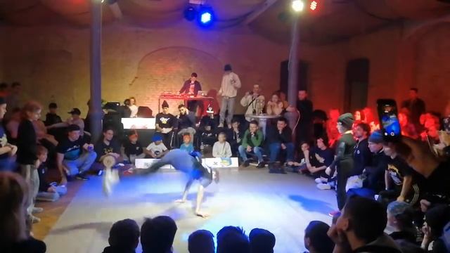 Брейк Лига Киев 2020 bgirl Sly Fox в Contests: POWER & TRIX 2x2/SLY FOX смотреть онлайн