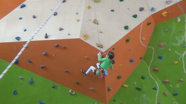 Показательные выступления девочки Алисы на соревнованиях по скалолазанию для детей смотреть онлайн