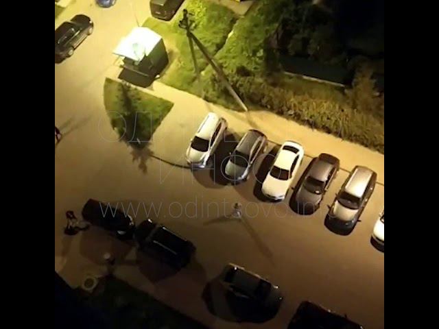 25 июля, неизвестные проверяли "на открытость" припаркованные автомобили в ЖК "Гусарская баллада" смотреть онлайн