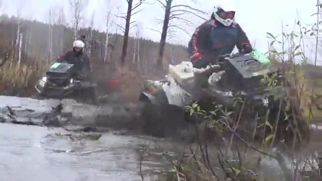 Мальчики на CFMOTO, болото и Ла Ла ла смотреть онлайн