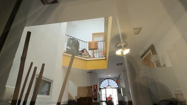 Дурдом в маленьком отеле и современные достопримечательности Испании (Севилья) смотреть онлайн