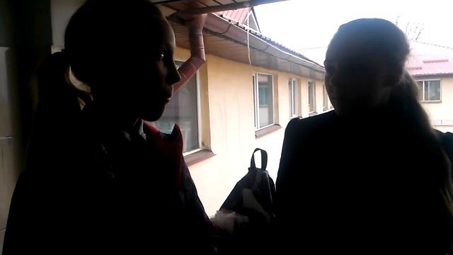 Подруги кушают бабы ржач им попались....... тухлые яйца