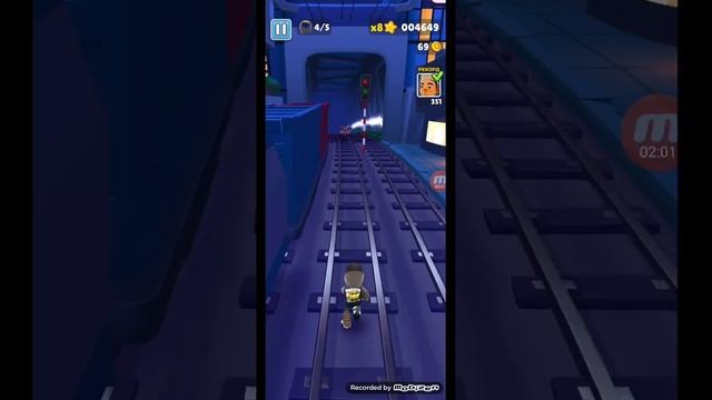 играю в игру где надо бегать от охранника