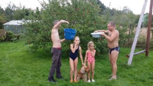 Обливаемся холодной водой - дети