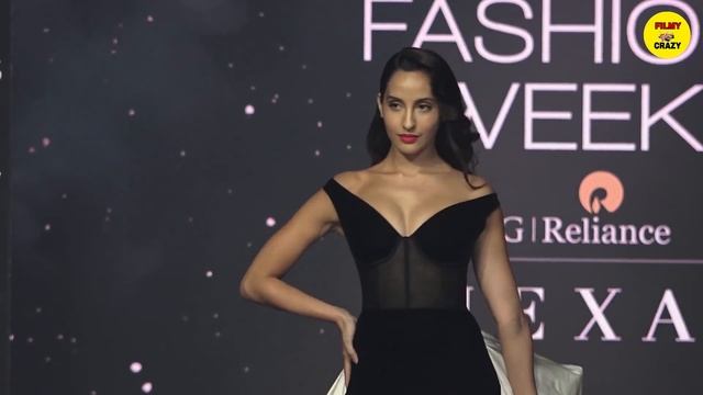 Bollywood Actresses Gorgeous Entry on Ramp Walk @LFW2020 | Ileana D'Cruz, Kareena, Malaika, Nora смотреть онлайн
