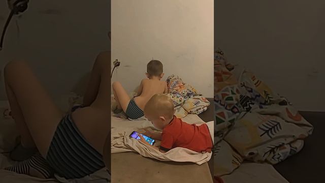Алиса засыпает у папы на руках смотреть онлайн