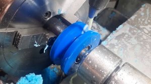 Полиуретан, проточка на токарном станке. ооочень грязно, быстые обороты и много сож