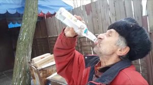 Выпил три бутылки водки и упал