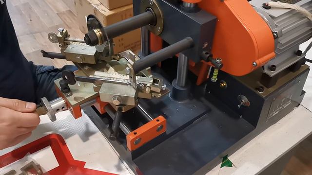 Обзор Ригельного станка для изготовления дубликатов, копий ключей Key World 203 смотреть онлайн