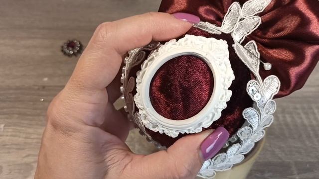 КАК СДЕЛАТЬ НОВОГОДНИЕ ШАРЫ ОБТЯНУТЫЕ БАРХАТОМ СВОИМИ РУКАМИ 2022 смотреть онлайн