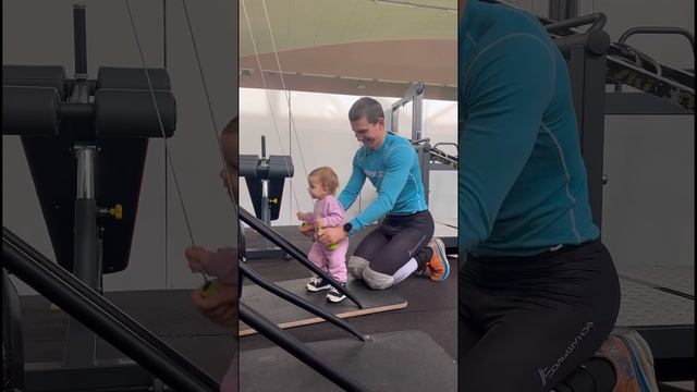 Александр Большунов тренирует дочку. Растет велика лыжница #лыжероллеры #лыжи #лыжники #большунов смотреть онлайн