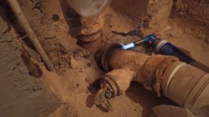 Самый простой способ демонтировать старый чугунный канализационный тройник