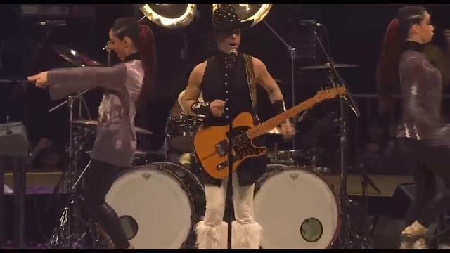 Prince Live - Play That Funky Music - Hollywood Swinging - Fantastic Voyage  4/28/11