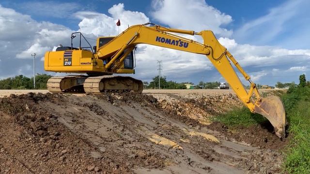 Awesome Komatsu Excavator Digging Making Mud Slope City Ring New Road смотреть онлайн