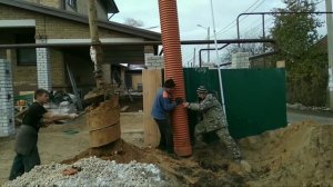 Установка дренажного колодца с бурением скважины