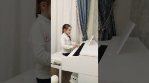 Марширующие поросята П. Берлин исполняет Александра