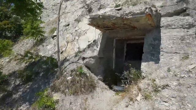 Заброшенный бараки и Катакомба смотреть онлайн