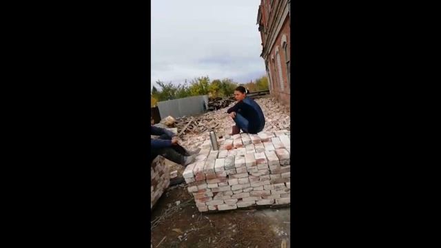 В с. Орловское продолжают незаконно разбирать старинное здание