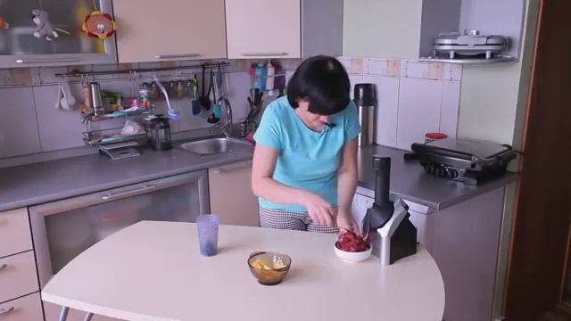 Аппарат для приготовления мороженного из фруктов и ягод - Yonanas Frozen Treat Maker смотреть онлайн