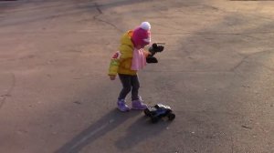 Машинка на пульте управления. The machine on the remote control. Playing in the car.