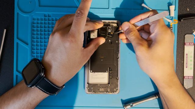 Samsung Galaxy A8 2018 Inflated Battery Replacement смотреть онлайн