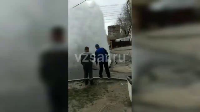 В центре Саратова забил горячий фонтан смотреть онлайн