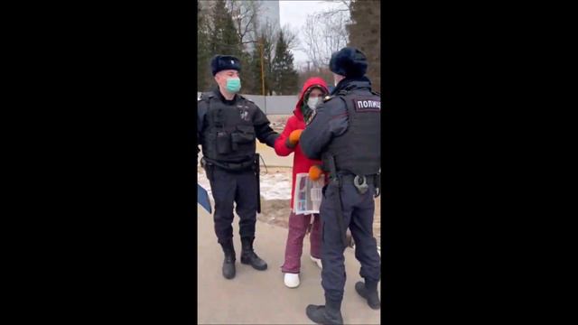 Троицкий лес - задержание пенсионерки смотреть онлайн