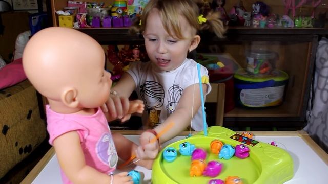 Соня VS Беби Борн в детской игре РЫБАЛКА - Sonia VS Baby Born in a FISHING GAME - Видео для детей смотреть онлайн