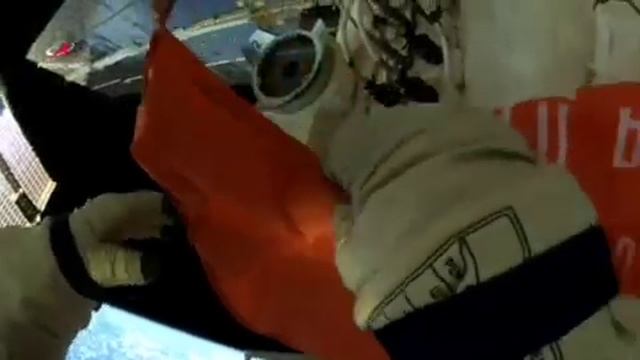 Космонавты развернули Знамя Победы в открытом космосе смотреть онлайн