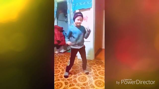 Школьник танцует под песню Остановитесь выйти выйти надо выйти смотреть онлайн