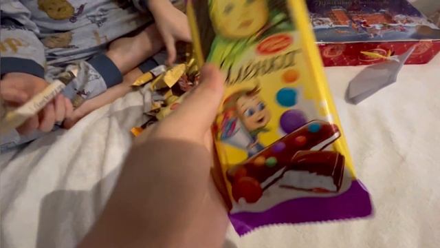 Распаковка новогодних подарков конфет от #красныйоктябрь #ротфронт #бабаевский ?????? смотреть онлайн