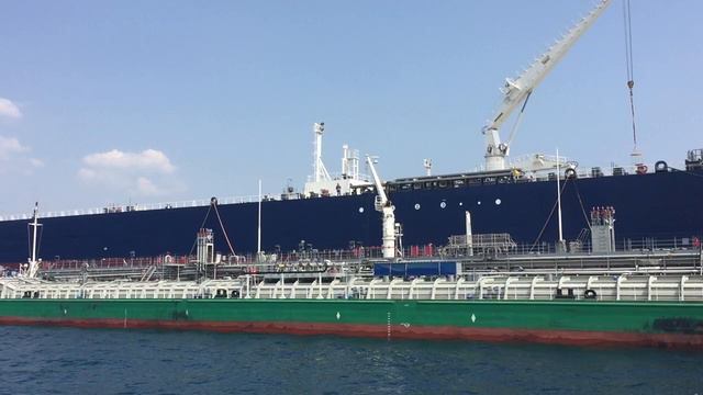 Перегрузка нефтепродуктов ship to ship на рейде в Черном море. смотреть онлайн
