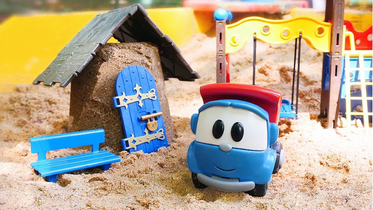 Грузовичок Лёва строит домик из песка! Видео для малышей Песочница смотреть онлайн