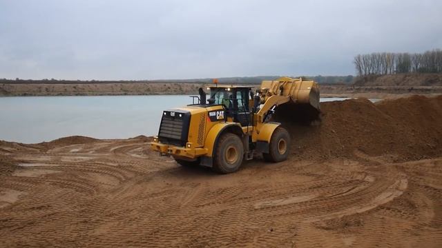 CAT 966M Loading 725C BELL B25D