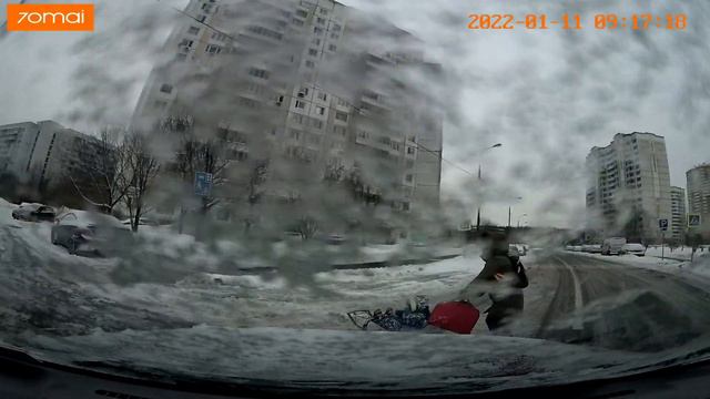 Как это назвать даже не знаю, мамаша хочет чтобы ребенка раздавили? смотреть онлайн