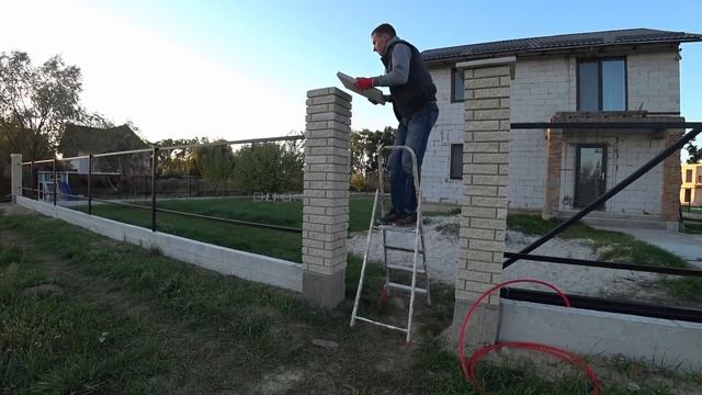 Пара построила НЕДОРОГОЙ и ОЧЕНЬ КРАСИВЫЙ ЗАБОР своими руками - Timelapse. Пошаговая инструкция