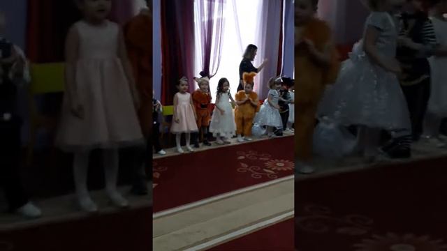 #детскийсад #утренник #садик #новогоднийутренник Вот так детки песни поют🤣 смотреть онлайн