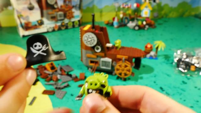 Распаковываем и Играем в Лего Злые Птички Пиратский Корабль Свиней - LEGO Angry Birds Movie Piggy P смотреть онлайн
