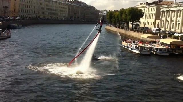 Человек-дельфин на реке Мойка смотреть онлайн