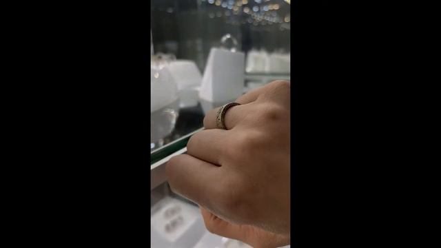 Свадебное необычное обручальное кольцо CORK DIAMOND с дорожкой бриллиантов по торцу. смотреть онлайн