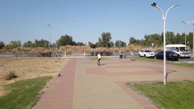 Катаемся на новом самокате. смотреть онлайн