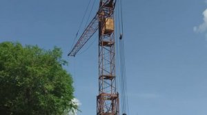 Подъем стрелы крана КБ-405. Монтаж башенного крана.