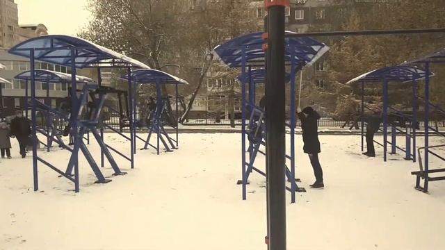 Тренажеры во дворе. Челябинск. 2017. Workout смотреть онлайн