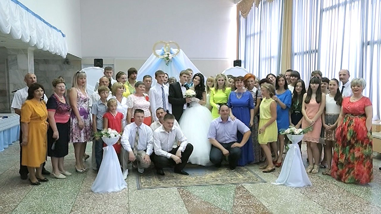 Молодая пара регистрирует брак в загсе смотреть онлайн