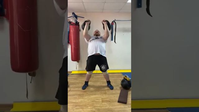 Гири по 40 кг, жим длинным циклом на 13 раз за 1 мин смотреть онлайн