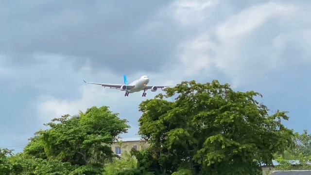 Compilation of various aircraft arriving at Gregorio Luperon International Airport смотреть онлайн