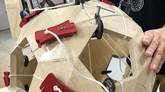 Guy makes a big ball out of plywood смотреть онлайн