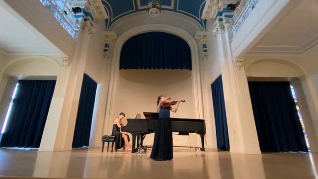Ziying Yang plays Accolay concerto in a minor and wins 1st prize. смотреть онлайн