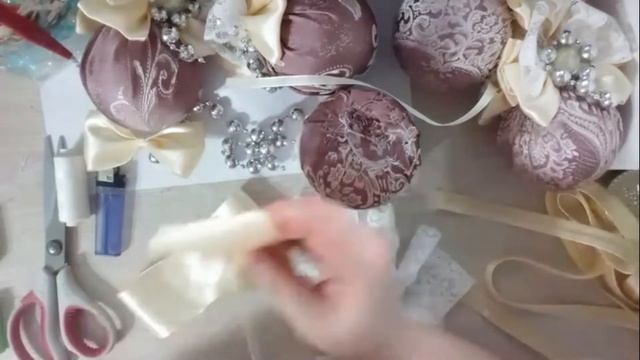 Как сделать тканевый новогодний шар из подручных средств смотреть онлайн