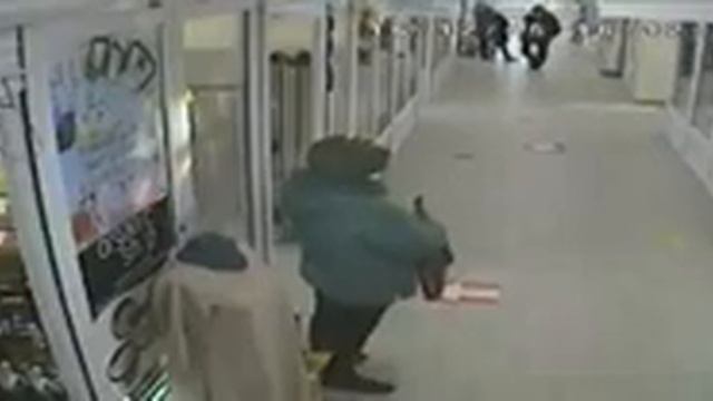 В Гомеле женщина забрала из ТЦ урну с пожертвованиями на лечение девочки. Момент сняли видеокамеры смотреть онлайн